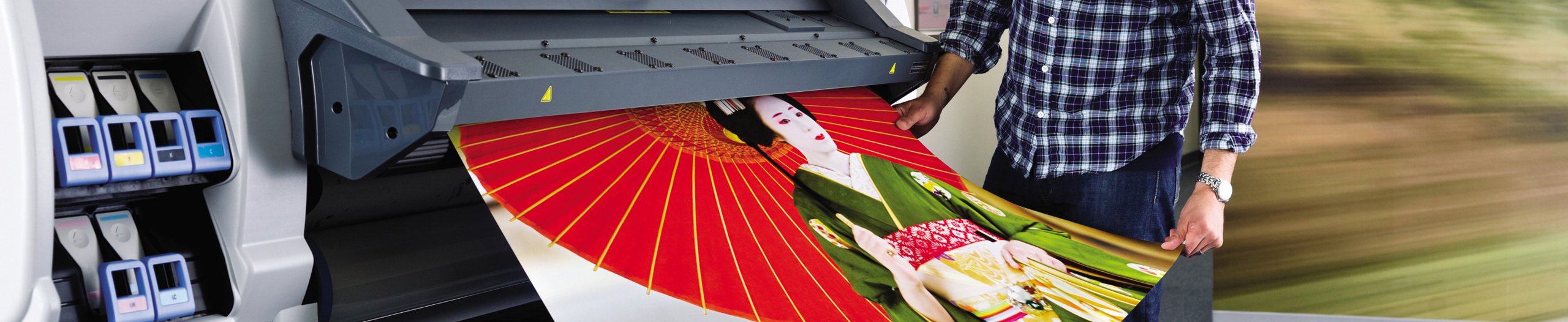 Печать на баннерной сетке в Москве. Цена широкоформатной печати на сетке - LowCostPrint